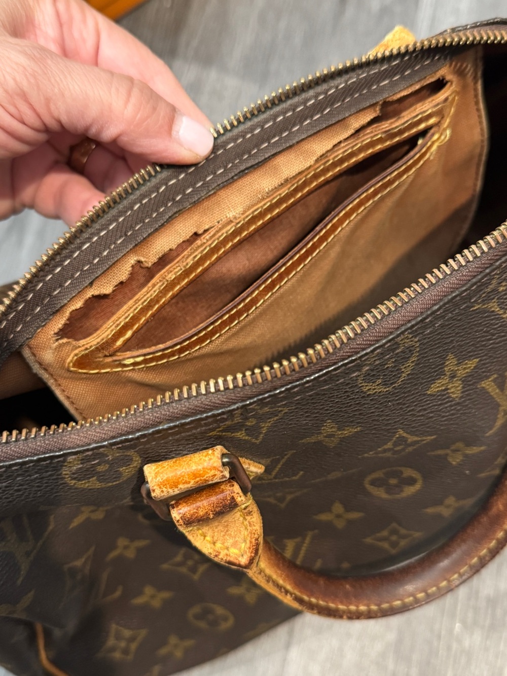 Authentic Louis Vuitton Monogram Speedy 30 - Picture 16 of 16